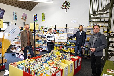 1.000 Euro für Illertisser Leseratten - erdgas schwaben spendet für Stadtbücherei St. Martin in Illertissen