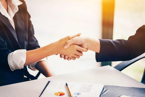 © stock.adobe.com – nopparat (214175517) Nahaufnahme eines Handschlags zwischen zwei Frauen
